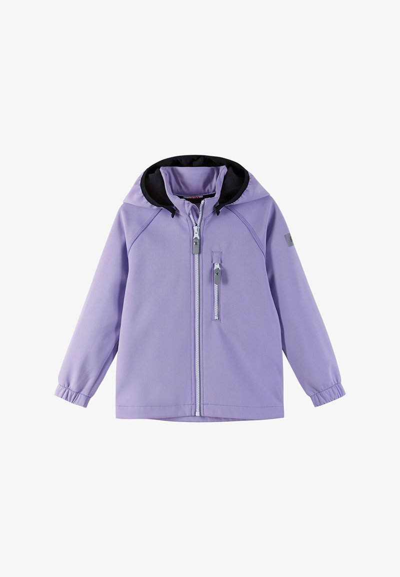 Casaco softshell roxo com forro interior preto, fecho éclair frontal, punhos elásticos e bolso no peito. Apresenta capuz e design em painéis.