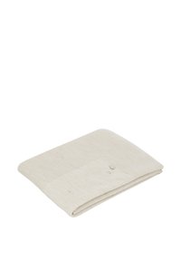Tela arrugada de color beige claro con una sección texturizada de canalé y un área lisa, que cuenta con un pequeño botón decorativo en un lado.