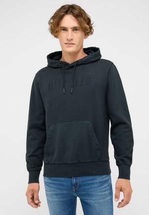 Dunkelblauer Hoodie mit einer Fronttasche, Kordelzugkapuze und "MUSTANG"-Logo auf der Brust. Glatter Stoff mit gerippten Bündchen an Ärmeln und Saum.