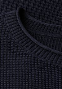 Pull en tricot marine avec un motif texturé en côtes. Présente un col rond et une finition en côtes contrastées au col et à l'ourlet.