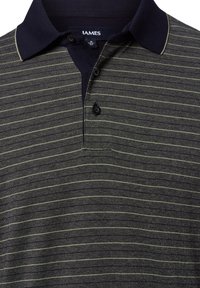 Koszulka polo z krótkim rękawem w kolorze granatowym z zielonymi poziomymi paskami. Posiada kołnierzyk, trzy guziki oraz strukturalny materiał.