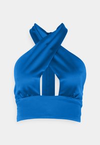 Top halter azul feito de tecido suave com um design entrelaçado e um detalhe recortado no centro. Apresenta uma faixa ajustada na parte inferior.