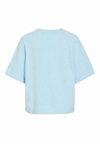 Vaaleansininen, lyhythihainen neulepaita, jossa on väljä istuvuus ja pehmeä neulottu kangas. Siinä on pyöreä kaula-aukko ja raglanihihat.