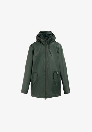 Chaqueta impermeable de color verde oscuro con capucha, cremallera frontal, cordones y bolsillos con solapa inclinada a cada lado.