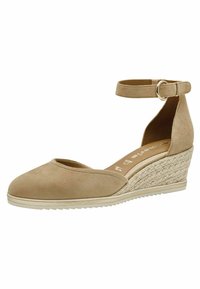 Sandalia de cuña de ante beige con tira en el tobillo. Presenta una punta redonda, tacón de yute trenzado y suela texturizada.