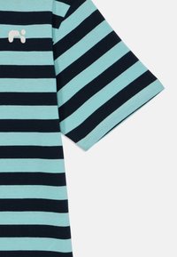 Stribet t-shirt med skiftende lyseblå og marineblå striber, korte ærmer og et lille broderet design nær skulderen.