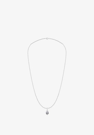 Srebrna verižica z obeskom iz majhnega, prozornega kamna, s prefinjenim dizajnom in gladko teksturo.