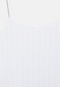 Haut blanc sans manches avec fines bretelles présentant des rayures verticales texturées et de petits motifs floraux.