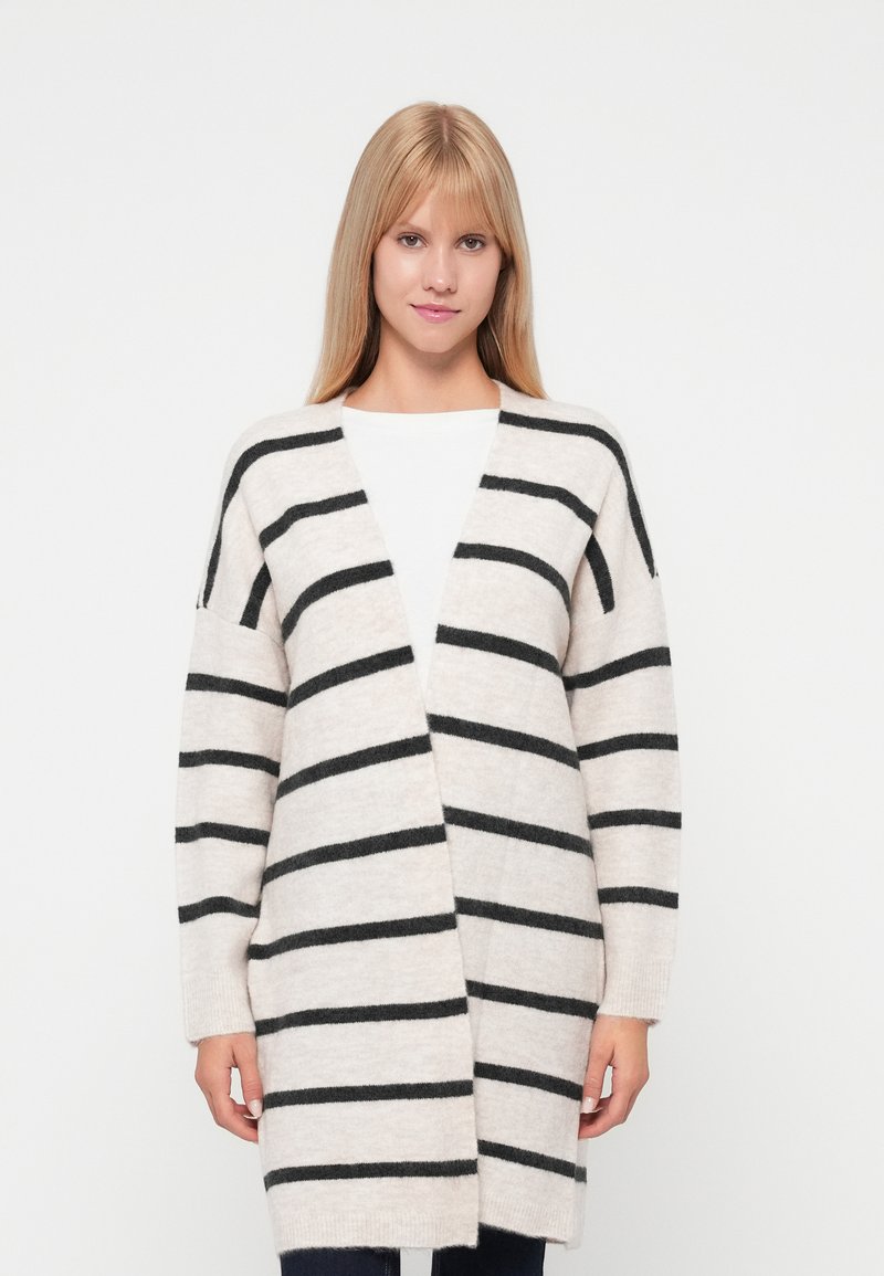 Langer, offenen Cardigan aus weichem Stoff, mit horizontalen schwarzen Streifen auf einem hellbeigen Hintergrund. Enthält überschnittene Schultern.