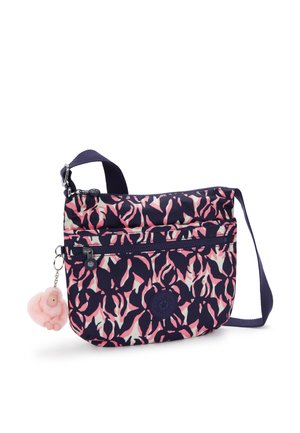 Marinblå och rosa mönstrad axelremsväska med en mjuk textur, dragkedjefack och en fluffig rosa charm fäst vid dragkedjan.