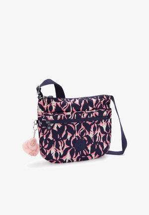 Sac bandoulière à motif bleu marine et rose avec une texture douce, des compartiments zippés et un charm rose duveteux attaché à la tirette du zip.
