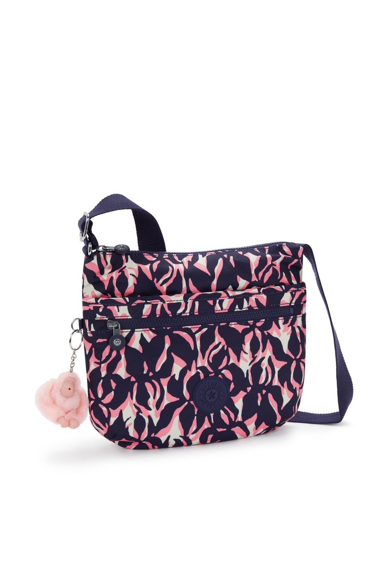 Granatowa i różowa torebka crossbody w wzory, o miękkiej teksturze, z kieszeniami na zamek błyskawiczny oraz puszystym różowym urokiem przypiętym do suwaka.