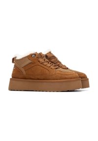 Zapatillas de deporte de ante marrón de corte medio con cuello de piel sintética, paneles texturizados, lengüeta acolchada y suela de goma gruesa con un patrón de zigzag.