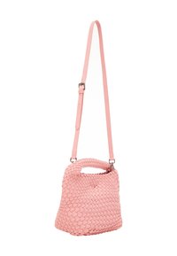 Borsa artigianale in pelle rosa intrecciata con corpo arrotondato, manico corto e tracolla lunga staccabile per il trasporto a spalla.