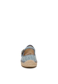 Scarpa in tessuto blu intrecciato con punta rotonda, suola in juta e cinturino. Presenta una tomaia texture e una fibbia decorativa di lato.