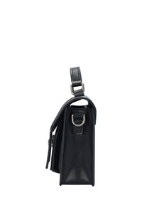 Borsa a mano in pelle nera con un design strutturato, caratterizzata da un accento metallico e una tracolla regolabile. Texture liscia e forma rettangolare.