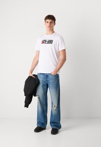 Calvin Klein Jeans REDBOX GRAPHIC TEE - Marškinėliai su spaudiniu - brilliant white