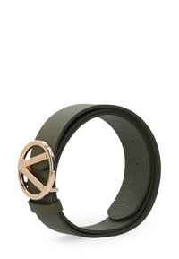 Grünes Lederwickelarmband mit strukturierter Oberfläche, versehen mit einer rosegoldenen, rundlichen Schnalle mit einem diagonalen Balkendesign.