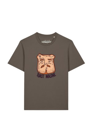 Bruin T-shirt met korte mouwen met een cartoon toastgezicht, snor, tatoeages en de tekst "TOAST MALONE" gedrukt onder het ontwerp.