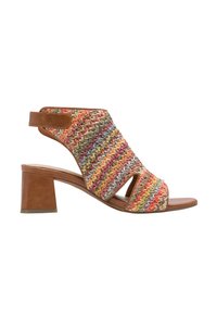 Γυναικείο πέδιλο ανοιχτής μύτης με πολύχρωμο πλεκτό επάνω μέρος, δερμάτινο λουράκι αστραγάλου καφέ και μεσαίο τακούνι τύπου block.