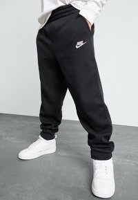 Nike Sportswear - CLUB UNISEX - Träningsbyxor - black/white Miniatyrbild 1