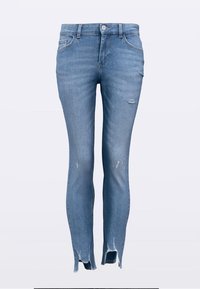 Világoskék farmernadrág, szűk szabással, kopott részletekkel és hasított szegélyekkel a bokánál. Klasszikus, ötlukú zsebes kialakítás.