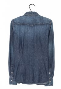 Mörkblå denimskjorta med långa ärmar, knappmanschetter, krage och västerninspirerade yoke-detaljer. Tyget har en texturerad yta.
