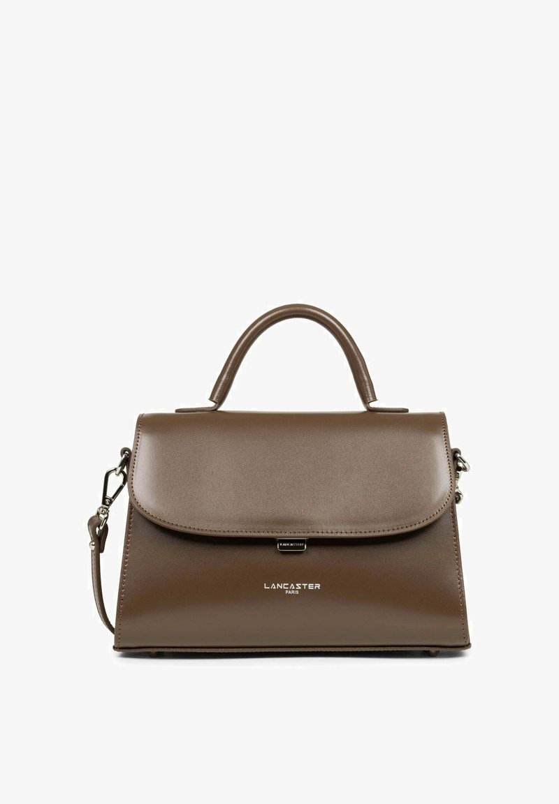 Sac à main en cuir brun avec un design structuré, présentant une poignée supérieure et une bandoulière amovible. Accents de logo à l'avant.