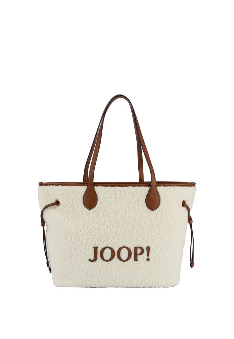 Biała torebka tote z sztucznego futerka z brązowymi skórzanymi uchwytami i wykończeniem, z wyraźnym haftowanym logo "JOOP!" w kolorze brązowym.