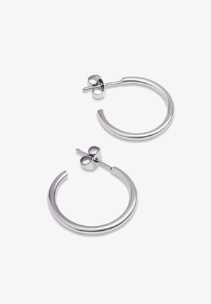 Boucles d'oreilles en argent avec une finition lisse et polie, et un clic de fermeture sécurisé. Le design présente une forme courbée simple.