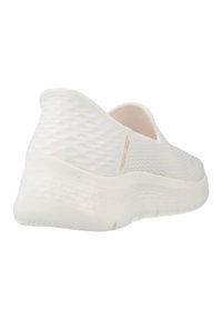 Vit slip-on sneakers med ett texturerat mesh-övre, lågprofil design, rundad bakdel och mjuk, vadderad innersula. gummisula ger grepp.