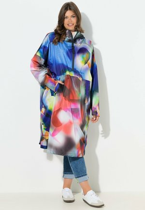 Pitkä, hupullinen sadetakki, jossa on eloisa, abstrakti kuvio sinisillä, punaisilla ja vihreillä sävyillä. Valmistettu kevyestä, kiiltävästä materiaalista, jossa on sivutaskut.