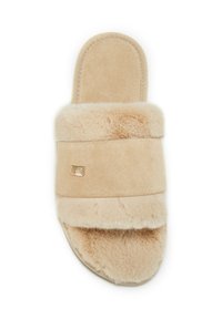 Pantoufle beige avec des bandes à double texture : fourrure douce et suède. Comprend un semelle intérieure rembourrée et un petit logo doré sur la bande. Semelle lisse.