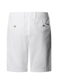 Pantalones cortos blancos a medida con trabillas para cinturón, dos bolsillos traseros con botones y una pequeña etiqueta en la zona del bolsillo derecho.