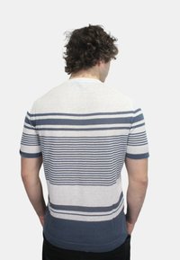 T-shirt a righe in grigio chiaro con righe orizzontali blu navy, maniche corte e scollatura arrotondata; realizzato in tessuto leggero e testurizzato.