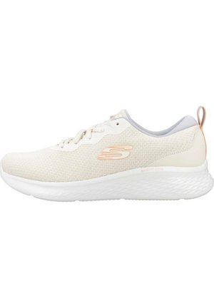 Zapatilla deportiva ligera de crema con un upper de malla transpirable, suela blanca acolchada y sutiles detalles en coral en el logo y el talón.