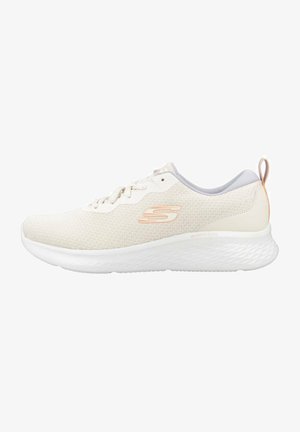 Zapatilla deportiva ligera de crema con un upper de malla transpirable, suela blanca acolchada y sutiles detalles en coral en el logo y el talón.