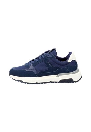 Pánské tenisky v námořnické modři, vyrobené z semišových a síťovaných materiálů. Design zahrnuje bílou patu a texturovanou bílou stélku s černou podrážkou.