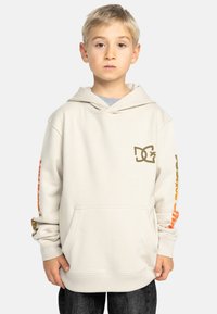 Ljusbeige hoodie i mjukt tyg, med en framficka, en stor huva och färgglada textaccenter på ärmarna.
