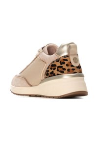 Zapatilla beige con materiales de ante y cuero, panel de estampado de leopardo, acentos metálicos dorados y una suela blanca gruesa. Detalle de cremallera lateral.