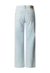 Svetlo modre kavbojke z ravnimi hlačnicami, zadnjimi žepi, zankami za pas in rjavim usnjenim znamčnim našitkom na pasu.