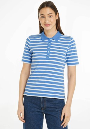 Gestreiftes Poloshirt in Hellblau und Dunkelblau, mit kurzen Ärmeln, Kragen und einer Knopfleiste. Logo-Akzent auf der linken Brust.