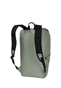 Lichtgroene nylon rugzak met zwarte mesh schouderbanden, rechthoekige vorm, verstelbare zijriem en een lus voor het dragen.