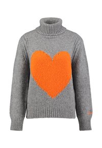 Grijze gebreide trui met een hoge hals, met een groot oranje hartontwerp op de voorkant. Geribbelde zoom en manchetten, zachte textuur.