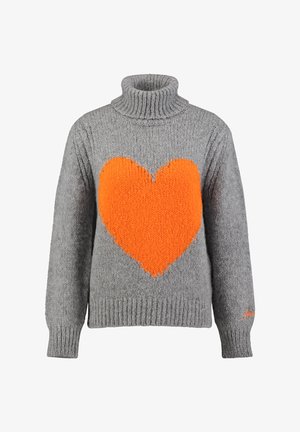 Maglione grigio lavorato a maglia con colletto alto, caratterizzato da un grande motivo a cuore arancione sulla parte anteriore. Orlo e polsini a coste, texture morbida.