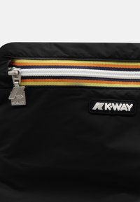 Sacchetto di tessuto nero con una cerniera bianca e bordo a righe in giallo, arancione e blu navy, con logo K-Way e tirante della cerniera.