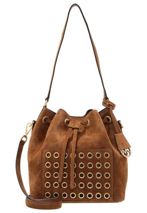 Sac seau en suede brun avec des accents en œillets dorés, fermeture à cordon, et bandoulière amovible. Il possède une étiquette de marque.