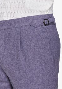 Lila Wollhose mit strukturiertem Finish, ausgestattet mit einer seitlichen Tasche und einem schwarzen Metallverschlussakzent am Bund.