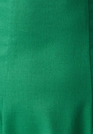 Grüner Stoff mit einer glatten, strukturierten Oberfläche, die eine einheitliche Farbe ohne Muster oder Verzierungen zeigt. Nahtdetails sind sichtbar.