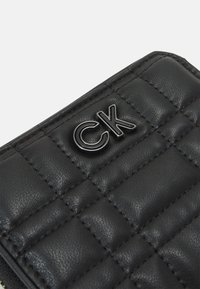 Calvin Klein RE LOCK QUILT  - Piniginė - ck black